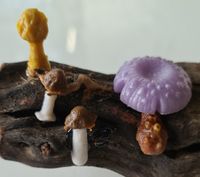 glazen paddenstoelen op boomstronk